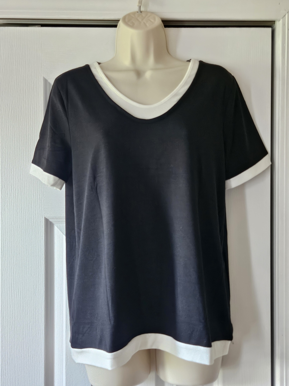 Black and White Contrast Short-Sleeve Top